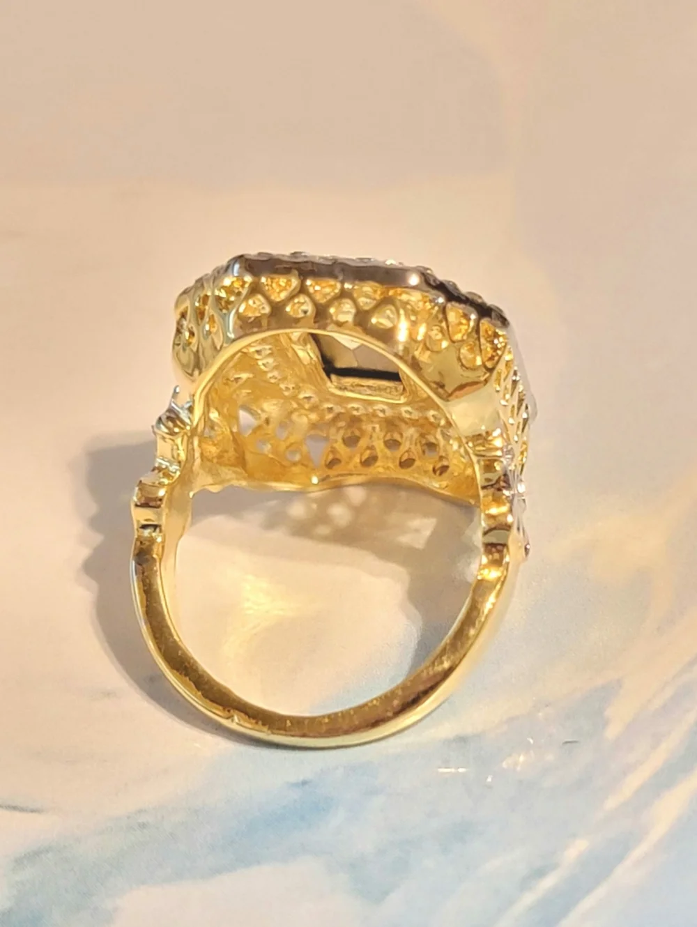 Blue Rhinestone Ring Size 7 Victorian Style Glass Fashion Ring   r-59